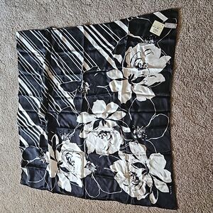 NWT black and white Echo scarf